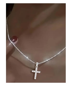 Stukken: 1 stuk  
Materiaal: 925 sterling zilver  
Onderhoudsinstructies: Vermijd het dragen tijdens het sporten, aangezien zweet met de sieraden zal reageren en zilverchloride en koper(II)sulfide produceert, wat ervoor zorgt dat de sieraden in de loop van de tijd verslechteren en corroderen.  
Geïmporteerd  
Kettinglengte: 15,7 inch  
Verlengkettinglengte: 2 inch  