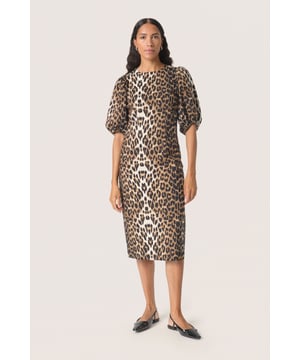 Slim fit,Midi lengte,3/4 mouwen  Fijne was 30°, niet bleken, niet in de droger drogen, Druipnat ophangen in de schaduw, koud strijken max. 110° C, Droogreiniging  74% Viscose,20% Polyamide,6% Elastaan