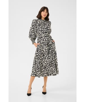 Regular fit,Midi lengte,3/4 mouwen  Fijne was 30°, niet bleken, niet in de droger drogen, Liggend laten drogen in de schaduw, koud strijken max. 110° C, Chemisch laten reinigen.  100% Viscose (LENZING™ ECOVERO™)