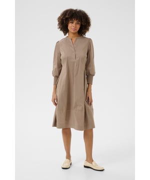 Feminine,Onder de knie,3/4 mouwen  Fijne was 30°, niet bleken, niet in de droger drogen, Liggend laten drogen., koud strijken max. 110° C, Droogreiniging  65% Katoen,33% Polyester,2% Elastaan
