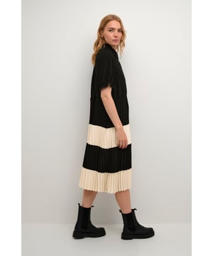 Relaxed fit,Midi-Länge,Kurzarm  Schonwäsche 30°, Nicht bleichen, Nicht im Trockner trocknen, Liegend trocken., Kalt bügeln max. 110° C, Trockenreinigung  100% Polyester