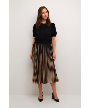 Relaxed fit,Midi lengte,Elleboog lengte  Fijne was 30°, niet bleken, niet in de droger drogen, Druipnat ophangen, koud strijken max. 110° C, Niet droog reinigen  100% Viscose