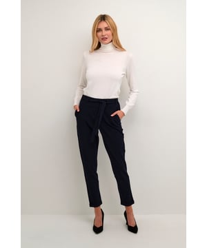 Slim fit,Lange Ärmel  Schonwäsche 30°, Nicht bleichen, Nicht im Trockner trocknen, Liegend trocken im Schatten, Kalt bügeln max. 110° C, Trockenreinigung  80% Viskose,20% Nylon