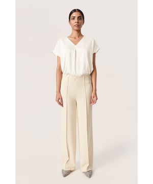 Gerade Passform,Ärmellos  Schonwäsche 30°, Nicht bleichen, Nicht im Trockner trocknen, Tropnass aufhängen im Schatten, Kalt bügeln max. 110° C, Trockenreinigung  98% Polyester (Recycelt),2% Elasthan