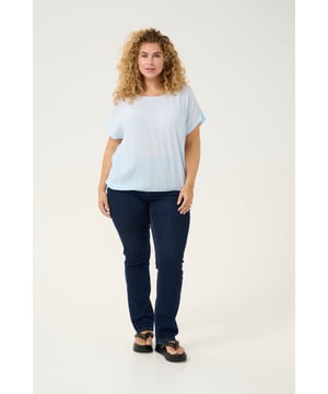 Loose fit,Korte mouwen  Fijne was 30°, niet bleken, niet in de droger drogen, Liggend laten drogen in de schaduw, koud strijken max. 110° C,.  100% Viscose (LENZING™ ECOVERO™)