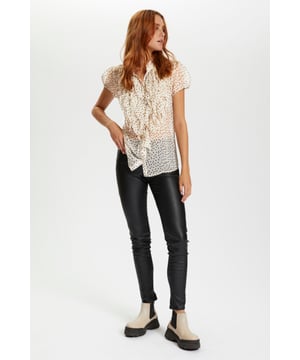 Slim fit,Korte mouwen  Fijne was 30°, niet bleken, niet in de droger drogen, Druipnat ophangen, koud strijken max. 110° C, Niet droog reinigen  100% Polyester