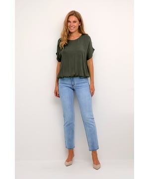 Loose fit,Korte mouwen  Fijne was 30°, niet bleken, niet in de droger drogen, Liggend laten drogen in de schaduw, koud strijken max. 110° C, Chemisch laten reinigen.  100% Viscose (LENZING™ ECOVERO™)