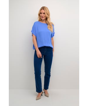 Loose fit,Korte mouwen  Fijne was 30°, niet bleken, niet in de droger drogen, Liggend laten drogen in de schaduw, koud strijken max. 110° C, Chemisch laten reinigen.  100% Viscose (LENZING™ ECOVERO™)