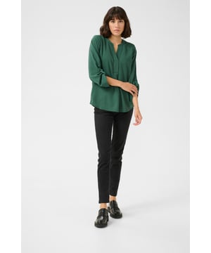 Regular fit,3/4 mouwen  Wassen op 30°, niet bleken, niet in de droger drogen, Druipnat ophangen in de schaduw, warm strijken max. 150° C, Droogreiniging  100% Polyester