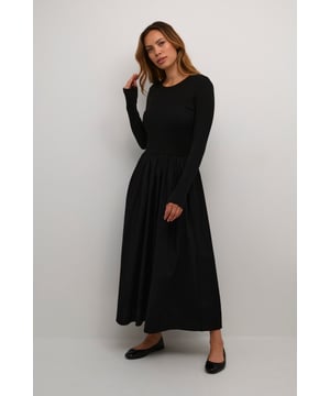 Slim fit,Mittlere Taille,Knöchellänge,Lange Ärmel  Schonwäsche 30°, Nicht bleichen, Nicht im Trockner trocknen, Tropnass aufhängen, Kalt bügeln max. 110° C, Nicht trockenreinigen  100% Baumwolle