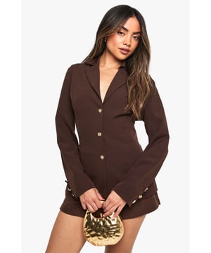 Wrap up in the latest coats and jackets and get out-there with your outerwearBreathe life into your new season layering with the latest coats and jackets from boohoo. Supersize your silhouette in a padded jacket, stick to sporty styling with a bomber, or protect yourself from the elements in a plastic raincoat. For a more luxe layering piece, faux fur coats come in fondant shades and longline duster coats give your look an androgynous edge.