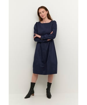 Casual fit,Knapp unter dem Knie,Lange Ärmel  Schonwäsche 30°, Nicht bleichen, Nicht im Trockner trocknen, Liegend trocken., Kalt bügeln max. 110° C, Trockenreinigung  65% Baumwolle,33% Polyester,2% Elasthan