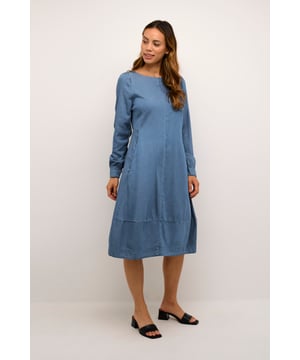 Casual fit,Net onder de knie,Lange mouwen  Wassen op 40°, niet bleken, niet in de droger drogen, Druipnat ophangen in de schaduw, warm strijken max. 150° C, Chemisch laten reinigen.  90% Katoen,10% Lyocell