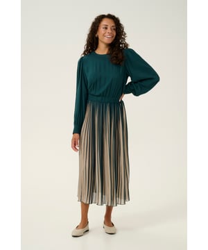 Relaxed fit,Midi lengte,Lange mouwen  Fijne was 30°, niet bleken, niet in de droger drogen, Druipnat ophangen, koud strijken max. 110° C, Niet droog reinigen  100% Viscose