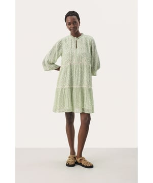 Regular fit,Net onder de knie,3/4 mouwen  Fijne was 30°, niet bleken, niet in de droger drogen, Druipnat ophangen in de schaduw, warm strijken max. 150° C,   100% Viscose (FSC™ gecertificeerd)