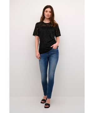 Relaxed fit,Normale lengte,Korte mouwen  Wassen op 30°, niet bleken, niet in de droger drogen, Druipnat ophangen in de schaduw, koud strijken max. 110° C, Niet droog reinigen  95% Polyester,5% Elastaan