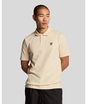 Wir präsentieren das Crêpe-Poloshirt – ein Höhepunkt der Raffinesse in unserer Frühjahrskollektion für Herrenmode. Dieses elegante Stück besticht durch eine raffinierte, entspannte Passform und ist aus einer luxuriösen Mischung aus 98 % Baumwolle und 2 % Elastan gefertigt, die ultimativen Komfort und Bewegungsfreiheit gewährleistet. Durchdachtes Design mit einer Zwei-Knopf-Leiste und dem unverwechselbaren Golden Eagle-Etikett auf der linken Brust verkörpert dieses Poloshirt zeitlosen Stil und Vielseitigkeit. - Zusammensetzung: 98 % Baumwolle, 2 % Elastan - Passform: Locker - Logo-Branding: Golden Eagle-Etikett - Logo-Platzierung: Linke Brust - Vielseitiger Style für legere und halbformelle Anlässe Erweitern Sie Ihre Garderobe mit diesem raffinierten Poloshirt – perfekt für den anspruchsvollen Gentleman in diesem Frühjahr.