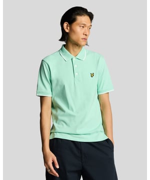 Wenn man an Lyle & Scott denkt, denkt man oft an Poloshirts. Daher ist es naheliegend, dass wir Saison für Saison die besten Poloshirts kreieren. Dieses Modell hat eine klassische Passform aus Baumwolljersey mit etwas Stretchanteil und ist mit Kontrastbesatz an Kragen und Manschetten versehen, der für einen leicht adretten Look sorgt. - Klassischer Kragen - Knopfverschluss vorne - Kurze Ärmel - Kragen und Manschetten mit Besatz - Zusammensetzung: 97 % Baumwolle, 3 % Elastan