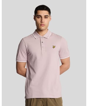 Wenn man an Lyle & Scott denkt, denkt man oft an Poloshirts. Daher ist es naheliegend, dass wir Saison für Saison die besten Poloshirts kreieren. Dieses Modell hat eine klassische Passform aus Baumwolljersey mit etwas Stretchanteil und ist mit Kontrastbesatz an Kragen und Manschetten versehen, der für einen leicht adretten Look sorgt. - Klassischer Kragen - Knopfverschluss vorne - Kurze Ärmel - Kragen und Manschetten mit Besatz - Zusammensetzung: 97 % Baumwolle, 3 % Elastan
