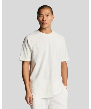 Wir präsentieren das Emblem Frottee-T-Shirt aus der hochwertigen Legacy-Kollektion. Dieses elegante Kurzarm-T-Shirt verkörpert lässige Eleganz und ist aus einer edlen Mischung aus 80 % Baumwolle und 20 % Polyester gefertigt, die sowohl Komfort als auch Strapazierfähigkeit garantiert. Die lockere Passform bietet mühelose Vielseitigkeit – perfekt für Freizeit und gesellschaftliche Anlässe. - Zusammensetzung: 80 % Baumwolle, 20 % Polyester - Passform: Locker - Logo-Branding: Emblem - Branding-Position: Brust - Funktionalität: Ideal für warmes Wetter und Lagenlooks - Styling-Vielseitigkeit: Lässt sich elegant mit Shorts oder Hosen kombinieren Erweitern Sie Ihre Frühlingskollektion für Herren mit diesem exquisiten Stück, das Komfort und Eleganz perfekt vereint.