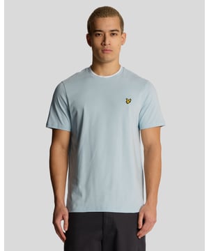 Das Lyle & Scott T-Shirt mit Tipped-Muster ist eine Rückkehr zur alten Schule und ein hochwertiges T-Shirt mit normaler Passform, detailliertem Kragen und Ärmeln.