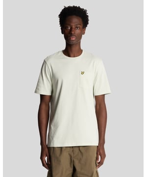 Das Lyle & Scott Pocket T-Shirt ist unser klassisches T-Shirt aus 100 % BCI-Baumwolle mit zusätzlicher Brusttasche. Es ist die Einfachheit selbst. - 100 % BCI-Baumwolle- 190 g/m² Single-Jersey- Eingesetzte Ärmel- Abgenähte Ärmel und Saum- Hervorragender Schnitt
