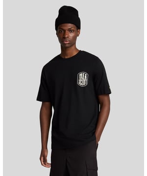 Setzen Sie ein Statement mit dem T-Shirt mit gestickter Badge-Grafik, einem vielseitigen Stück, das auffälliges Design mit alltäglichem Tragekomfort verbindet. Perfekt für Freizeitausflüge, präsentiert dieses T-Shirt charakteristisches Branding und erstklassige Verarbeitung. - Weicher Stoff: Hergestellt aus hochwertiger Baumwolle für ein leichtes und atmungsaktives Tragegefühl. - Auffällige Details: Mit einer gestickten Badge-Grafik auf der Brust und einem goldenen Adler-Logo auf dem Ärmel für eine unverwechselbare Note. - Klassische Passform: Mit einer regulären Passform entworfen, bietet es mühelosen Tragekomfort für ganztägigen Komfort. - Müheloses Styling: Lässt sich nahtlos mit Jeans oder Chinos kombinieren für einen lässig-eleganten Look. Dieses T-Shirt mit Grafik kombiniert modernes Design mit klassischen Elementen und ist damit eine unverzichtbare Ergänzung Ihrer Garderobe für alle Jahreszeiten.