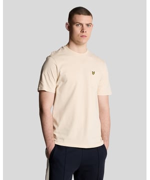 Das Lyle & Scott Pocket T-Shirt ist unser klassisches T-Shirt aus 100 % BCI-Baumwolle mit zusätzlicher Brusttasche. Es ist die Einfachheit selbst.- Weiß- 100 % BCI-Baumwolle- 190 g/m² Single-Jersey- Eingesetzte Ärmel- Abgenähte Ärmel und Saum- Hochwertiger Schnitt