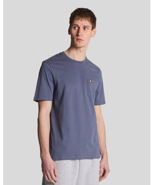 Das Lyle & Scott Pocket T-Shirt ist unser klassisches T-Shirt aus 100 % BCI-Baumwolle mit zusätzlicher Brusttasche. Es ist die Einfachheit selbst. - 100 % BCI-Baumwolle- 190 g/m² Single-Jersey- Eingesetzte Ärmel- Abgenähte Ärmel und Saum- Hervorragender Schnitt