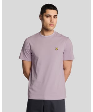 Bringing it back to the old school, the Lyle & Scott tipped t-shirt is a high-quality regular-fit tee with a detailed collar and sleeves.