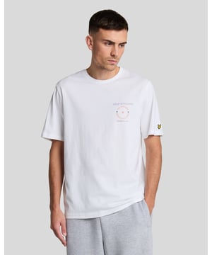 Heben Sie sich stilvoll ab mit dem Lyle Athletic Graphic T-Shirt, einem auffälligen und vielseitigen Stück für Ihre Freizeitgarderobe. Mit auffälligen Grafiken auf Vorder- und Rückseite ist dieses T-Shirt perfekt, um ein Statement zu setzen und gleichzeitig bequem zu sein. - Premium-Stoff: Hergestellt aus hochwertiger Baumwolle für ein weiches, atmungsaktives Tragegefühl. - Dynamisches Design: Mit einem minimalistischen Grafikdruck auf der Vorderseite und einer auffälligen, sportlich inspirierten Grafik auf der Rückseite. - Charakteristisches Branding: Mit dem kultigen Steinadler-Logo auf dem Ärmel für einen raffinierten letzten Schliff. - Lockere Passform: Die reguläre Passform bietet Bewegungsfreiheit und ganztägigen Tragekomfort. Müheloses Styling: Lässt sich mühelos mit Chinos, Shorts oder Jeans für einen lässig-eleganten Look kombinieren. Dieses T-Shirt vereint modernes Design mit klassischen Elementen und ist somit die erste Wahl für jeden Freizeitausflug.