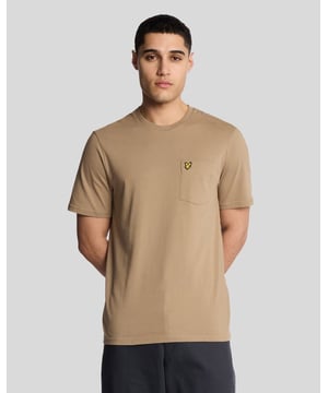 Das Lyle & Scott Pocket T-Shirt ist unser klassisches T-Shirt aus 100 % BCI-Baumwolle mit zusätzlicher Brusttasche. Es ist die Einfachheit selbst. – 100 % BCI-Baumwolle– 190 g/m² Single-Jersey– Eingesetzte Ärmel– Abgenähte Ärmel und Saum– Hervorragender Schnitt