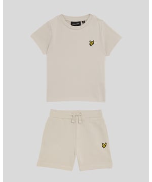 Maak kennis met onze prachtige T-shirt & short set, een kenmerk van onze kinderkledingcollectie die moeiteloos comfort en stijl combineert. Gemaakt van 100% premium katoen, heeft deze set een normale pasvorm, ontworpen voor actieve peuters. Het elegante ontwerp toont onze nauwgezette aandacht voor detail, waardoor het een perfecte aanvulling is op de garderobe van uw kind. - Samenstelling: 100% katoen - Pasvorm: Normaal - Logo: Opvallende logodetails - Locatie van de branding: Strategisch geplaatst voor subtiele elegantie - Veelzijdige styling voor diverse gelegenheden. Geef de outfit van uw kind een upgrade met deze verfijnde set, perfect voor warme lentedagen en speelse avonturen.