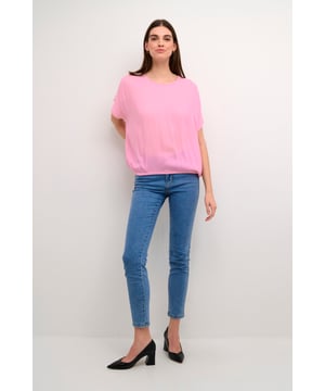 Loose fit,Korte mouwen  Fijne was 30°, niet bleken, niet in de droger drogen, Liggend laten drogen in de schaduw, koud strijken max. 110° C, Chemisch laten reinigen.  100% Viscose (LENZING™ ECOVERO™)