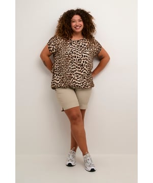Loose fit,Korte mouwen  Fijne was 30°, niet bleken, niet in de droger drogen, Liggend laten drogen in de schaduw, koud strijken max. 110° C, Chemisch laten reinigen.  100% Viscose (LENZING™ ECOVERO™)