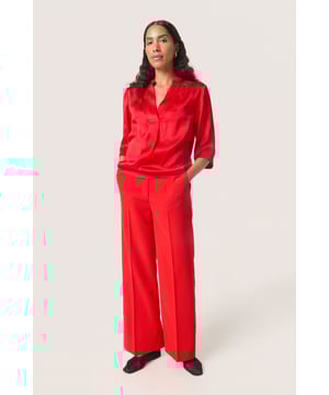 Regular fit,Korte mouwen  Fijne was 30°, niet bleken, niet in de droger drogen, Druipnat ophangen in de schaduw, koud strijken max. 110° C, Droogreiniging  58% Viscose (LENZING™ ECOVERO™),42% Viscose
