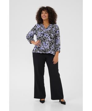 Regular fit,3/4 mouwen  Fijne was 30°, niet bleken, niet in de droger drogen, Liggend laten drogen in de schaduw, warm strijken max. 150° C,.  100% Viscose (LENZING™ ECOVERO™)