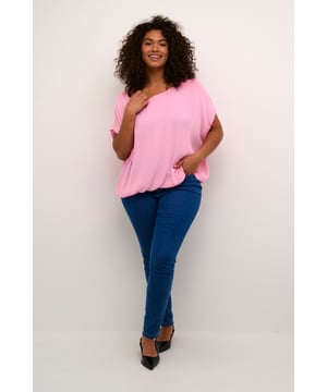 Loose fit,Korte mouwen  Fijne was 30°, niet bleken, niet in de droger drogen, Liggend laten drogen in de schaduw, koud strijken max. 110° C,.  100% Viscose (LENZING™ ECOVERO™)