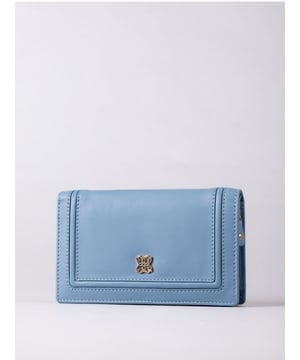 This medium sized flapover purse is embellished with Lakeland Leather metal icon detailing. Crafted from soft yet durable leather designed to last you years, this purse is well-organised with multiple card slots, note pockets and a large zipped coin pouch with divider to keep all your spending essentials where you want them.