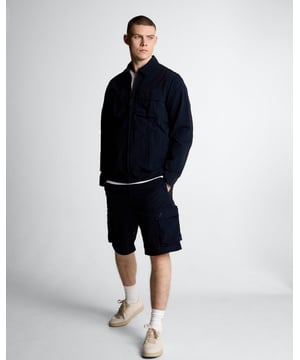 Wir präsentieren die Legacy Nylon Cargo Shorts, eine elegante Ergänzung unserer Premium-Herrenkollektion. Diese Shorts wurden fachmännisch für eine hervorragende Passform gefertigt und vereinen dynamischen Stil mit praktischer Funktionalität. Ihr makelloses Design wird durch hochwertige Materialien ergänzt, die Komfort und Langlebigkeit für den modernen Gentleman gewährleisten. - Zusammensetzung: 92 % Nylon, 8 % Elastan für mehr Flexibilität - Passform: Normal geschnitten für höchsten Komfort und Bewegungsfreiheit - Logo-Branding: Dezente, aber raffinierte Platzierung - Vielseitiges Styling: Ideal für legere Ausflüge und elegante Freizeitkleidung Erweitern Sie Ihre Garderobe mit diesen unverzichtbaren Shorts, die Stil und Funktionalität nahtlos vereinen – perfekt für den Frühling.