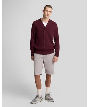 Die Chino-Shorts aus unserer Legacy-Kollektion sind der Inbegriff edler Freizeitkleidung und kombinieren mühelos Eleganz mit Komfort. Diese vielseitigen Shorts sind für den anspruchsvollen Gentleman geschneidert, verfügen über eine klassische Passform und sind aus 100 % Premium-Baumwolle gefertigt, die ein weiches, atmungsaktives Tragegefühl gewährleistet. Sie wurden entwickelt, um Ihre Freizeitgarderobe aufzuwerten und sind eine unverzichtbare Ergänzung für jeden Frühlingsanlass. – 100 % Baumwolle für überragenden Komfort und Atmungsaktivität – Klassische Passform für mühelose Eleganz – Goldenes Adler-Logo für vornehmen Stil – Funktionale Taschen bieten praktischen Komfort – Vielseitige Styling-Optionen für verschiedene Anlässe. Umarmen Sie die Eleganz entspannter Eleganz mit unseren Chino-Shorts, der perfekten Wahl für Ihr Frühlings-Ensemble für Herren.