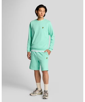 Draag deze Lyle & Scott Sweat Short als sportkleding of als straatmode deze zomer; hij is comfortabel, duurzaam en zo veelzijdig als je maar wilt.  \n- 100% BCI-katoen  \n- 2 zijzakken  \n- 1 achterzak  \n- Elastische tailleband met trekkoord  \n- 320 gsm lussenstof