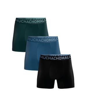 Die Boxershorts/Slips von Muchachomalo sind perfekt geschnitten und aus hochwertiger Baumwolle gefertigt. Ein weiches und elastisches Bündchen mit dem Microfaser-Logo sorgt für zusätzlichen Komfort.  Spezifikationen • Normale Passform • Flache Nähte für zusätzlichen Komfort • Weiches Bündchen mit dem Muchachomalo-Logo  Pflegehinweise • Waschbar bei 30 Grad • Nicht im Trockner trocknen • Bei mittlerer Temperatur bügeln (2 Punkte)  Warum Muchachomalo? Muchachomalo arbeitet nur mit BSCI- und OEKO-TEX-zertifizierten Fabriken. Diese Fabriken haben sich verpflichtet, die Arbeitsbedingungen kontinuierlich zu verbessern. Sie setzen sich für das Recht ein, Gewerkschaften zu bilden, sorgen für sichere Arbeitsbedingungen und lehnen Zwangsarbeit sowie Kinderarbeit ab. Sie ermöglichen es auch Verbrauchern und Unternehmen, verantwortungsbewusste Entscheidungen zu treffen, die unseren Planeten für zukünftige Generationen schützen.