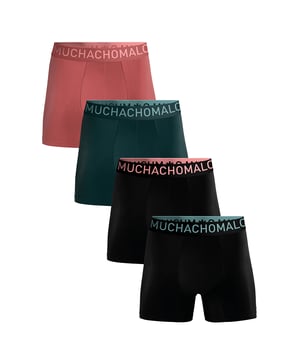De Boxershorts/Onderbroeken van Muchachomalo zitten als gegoten en zijn gemaakt van hoogwaardig katoen. Een zachte elastische logotailleband van microvezelstof zorgt voor extra comfort. Specificaties • Normale Pasvorm • Vlakke gestikte naden voor extra comfort • Zachte Waistband met het Muchachomalo Logo Onderhoud • Wassen op 30 graden • Niet in de droger • Strijken op matig warme stand (2 stippen) Waarom Muchachomalo? Muchachomalo werkt alleen met fabrieken die BSCI en OEKO-TEX gecertificeerd zijn. Deze fabrieken hebben als doel arbeidsomstandigheden continu te verbeteren. Zij strijden voor het recht op het vormen van een vakbond, veilige werkomstandigheden en zijn tegen dwang- en kinderarbeid. Ook stellen zij consumenten en bedrijven in staat om zelf verantwoordelijke beslissingen te nemen die onze planeet beschermen voor de toekomstige generaties.