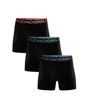 Die Boxershorts/Slips von Muchachomalo sind perfekt geschnitten und aus hochwertiger Baumwolle gefertigt. Ein weiches und elastisches Bündchen mit dem Microfaser-Logo sorgt für zusätzlichen Komfort.  Spezifikationen • Normale Passform • Flache Nähte für zusätzlichen Komfort • Weiches Bündchen mit dem Muchachomalo-Logo  Pflegehinweise • Waschbar bei 30 Grad • Nicht im Trockner trocknen • Bei mittlerer Temperatur bügeln (2 Punkte)  Warum Muchachomalo? Muchachomalo arbeitet nur mit BSCI- und OEKO-TEX-zertifizierten Fabriken. Diese Fabriken haben sich verpflichtet, die Arbeitsbedingungen kontinuierlich zu verbessern. Sie setzen sich für das Recht ein, Gewerkschaften zu bilden, sorgen für sichere Arbeitsbedingungen und lehnen Zwangsarbeit sowie Kinderarbeit ab. Sie ermöglichen es auch Verbrauchern und Unternehmen, verantwortungsbewusste Entscheidungen zu treffen, die unseren Planeten für zukünftige Generationen schützen.