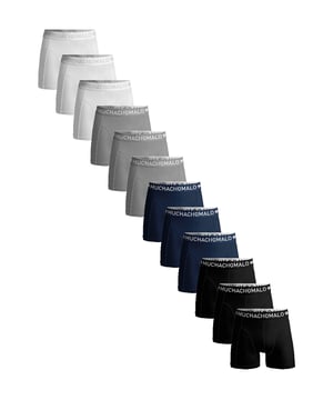 Die Boxershorts/Unterhosen von Muchachomalo sitzen wie angegossen und sind aus hochwertiger Baumwolle gefertigt. Ein weiches, elastisches Logobündchen aus Mikrofasermaterial sorgt für zusätzlichen Komfort.  Spezifikationen • Normale Passform • Flach genähte Nähte für zusätzlichen Komfort • Weiches Bündchen mit dem Muchachomalo-Logo  Pflege • Waschbar bei 30 Grad • Nicht im Trockner trocknen • Bügeln bei mäßiger Temperatur (2 Punkte)  Warum Muchachomalo? Muchachomalo arbeitet nur mit Fabriken, die BSCI- und OEKO-TEX-zertifiziert sind. Diese Fabriken haben es sich zum Ziel gesetzt, die Arbeitsbedingungen kontinuierlich zu verbessern. Sie setzen sich für das Recht auf die Bildung von Gewerkschaften, sichere Arbeitsbedingungen und gegen Zwangs- und Kinderarbeit ein. Sie ermöglichen es auch Verbrauchern und Unternehmen, verantwortungsvolle Entscheidungen zu treffen, die unseren Planeten für zukünftige Generationen schützen.