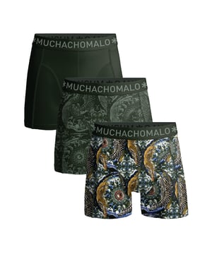 De Boxershorts/Onderbroeken van Muchachomalo zitten als gegoten en zijn gemaakt van hoogwaardig katoen. Een zachte elastische logotailleband van microvezelstof zorgt voor extra comfort. Specificaties • Normale Pasvorm • Vlakke gestikte naden voor extra comfort • Zachte Waistband met het Muchachomalo Logo Onderhoud • Wassen op 30 graden • Niet in de droger • Strijken op matig warme stand (2 stippen) Waarom Muchachomalo? Muchachomalo werkt alleen met fabrieken die BSCI en OEKO-TEX gecertificeerd zijn. Deze fabrieken hebben als doel arbeidsomstandigheden continu te verbeteren. Zij strijden voor het recht op het vormen van een vakbond, veilige werkomstandigheden en zijn tegen dwang- en kinderarbeid. Ook stellen zij consumenten en bedrijven in staat om zelf verantwoordelijke beslissingen te nemen die onze planeet beschermen voor de toekomstige generaties.