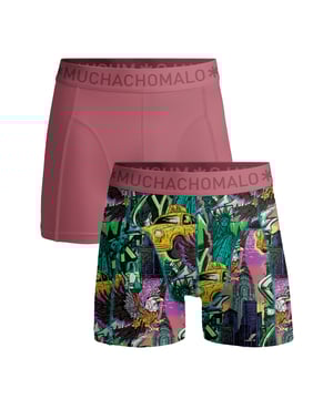 Die Boxershorts/Slips von Muchachomalo sind perfekt geschnitten und aus hochwertiger Baumwolle gefertigt. Ein weiches und elastisches Bündchen mit dem Microfaser-Logo sorgt für zusätzlichen Komfort.  Spezifikationen • Normale Passform • Flache Nähte für zusätzlichen Komfort • Weiches Bündchen mit dem Muchachomalo-Logo  Pflegehinweise • Waschbar bei 30 Grad • Nicht im Trockner trocknen • Bei mittlerer Temperatur bügeln (2 Punkte)  Warum Muchachomalo? Muchachomalo arbeitet nur mit BSCI- und OEKO-TEX-zertifizierten Fabriken. Diese Fabriken haben sich verpflichtet, die Arbeitsbedingungen kontinuierlich zu verbessern. Sie setzen sich für das Recht ein, Gewerkschaften zu bilden, sorgen für sichere Arbeitsbedingungen und lehnen Zwangsarbeit sowie Kinderarbeit ab. Sie ermöglichen es auch Verbrauchern und Unternehmen, verantwortungsbewusste Entscheidungen zu treffen, die unseren Planeten für zukünftige Generationen schützen.