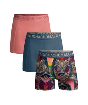 De Boxershorts/Onderbroeken van Muchachomalo zitten als gegoten en zijn gemaakt van hoogwaardig katoen. Een zachte elastische logotailleband van microvezelstof zorgt voor extra comfort. Specificaties • Normale Pasvorm • Vlakke gestikte naden voor extra comfort • Zachte Waistband met het Muchachomalo Logo Onderhoud • Wassen op 30 graden • Niet in de droger • Strijken op matig warme stand (2 stippen) Waarom Muchachomalo? Muchachomalo werkt alleen met fabrieken die BSCI en OEKO-TEX gecertificeerd zijn. Deze fabrieken hebben als doel arbeidsomstandigheden continu te verbeteren. Zij strijden voor het recht op het vormen van een vakbond, veilige werkomstandigheden en zijn tegen dwang- en kinderarbeid. Ook stellen zij consumenten en bedrijven in staat om zelf verantwoordelijke beslissingen te nemen die onze planeet beschermen voor de toekomstige generaties.