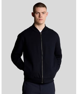 Wir präsentieren die Twill Interlock Bomberjacke, ein absolutes Must-have aus unserer bewährten Legacy-Kollektion. Diese Jacke für den anspruchsvollen Gentleman vereint lässige Eleganz mit modernem Styling. Der lockere Schnitt sorgt für hohen Tragekomfort, während der raffinierte Materialmix für Langlebigkeit und ein edles Erscheinungsbild sorgt.  - Materialzusammensetzung: 58 % Polyester, 38 % Baumwolle, 4 % Elastan - Passform: Locker - Logo-Branding: Dezent und doch markant - Branding-Position: Geschmackvoll platziert für optimale Sichtbarkeit - Funktional und vielseitig für verschiedene Anlässe  Erweitern Sie Ihre Frühlingskollektion mit dieser luxuriösen Bomberjacke – perfekt für legere Ausflüge und elegante Treffen.